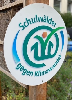 Schild Schulwälder gegen Klimawandel