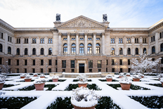 Bild zeigt das Gebäude des Bundesrates im Winter