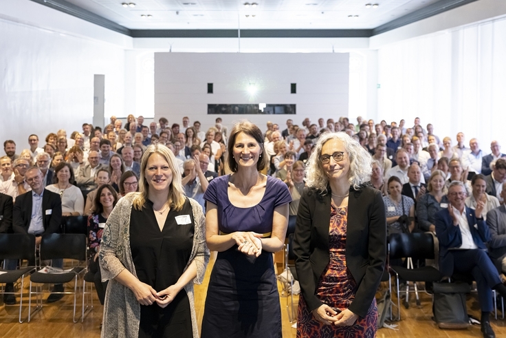 Gruppenbild vor Publikum (Ministerin Miriam Staudte (Mitte) mit Bremens Klima- und Umweltsenatorin Dr. Maike Schaefer (links) und Martina Weber (rechts) von der der Freien und Hansestadt Hamburg)