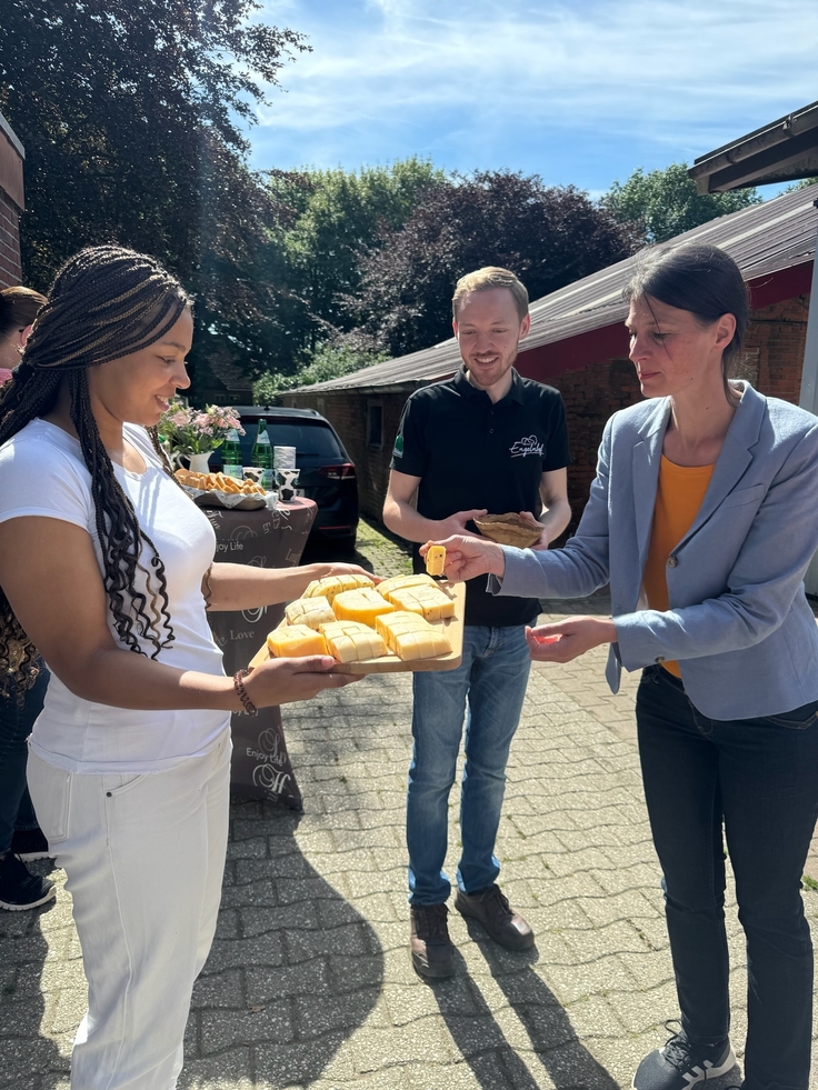 Ministerin Miriam Staudte probiert den Käse auf dem Engelnhof aus eigener Produktion