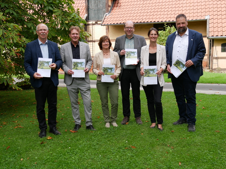 Ein Gruppenfoto zeigt die Partner des Nedersächsischen Weges bei der Vorstellung des Jahresberichts 2024