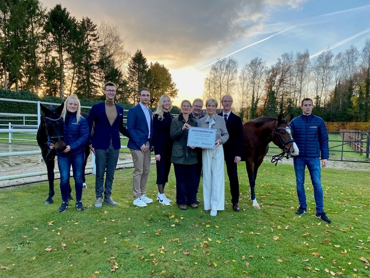 Foto Ministerin mit den dem Pferdezuchtbetrieb Kramer , Reitpony und Ehrenurkunde