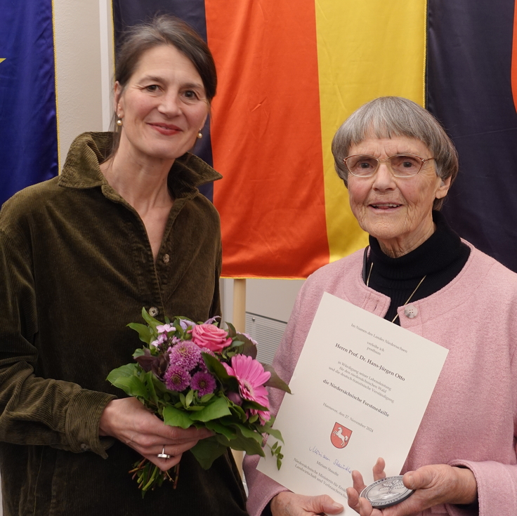 Foto Ministerin mit Preisträgerin