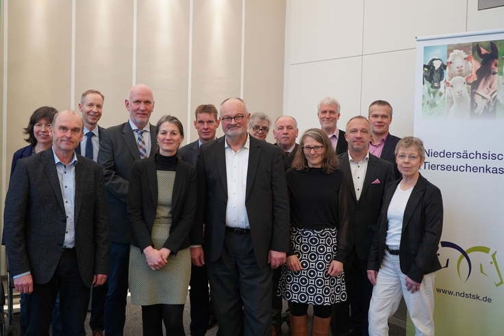 Gruppenbild im Sitzungssaal des Ministerium zeigt Ministerin Miriam Staudte mit Verwaltungsrat und Vorstand der Tierseuchenkasse