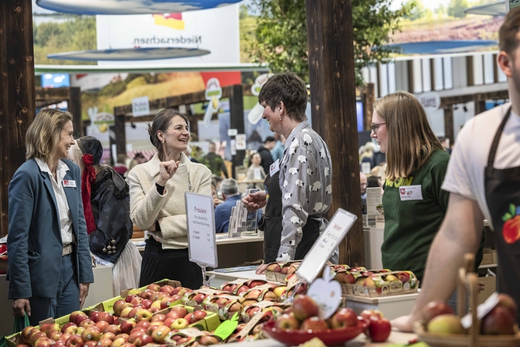 Landwirtschaftsministerin Miriam Staudte bei der Grünen Woche im Gespräch