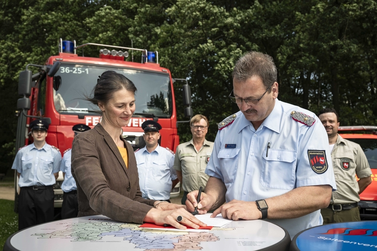 Ministerin Staudte und Olaf Kapke unterzeichnen eine gemeinsame Vereinbarung