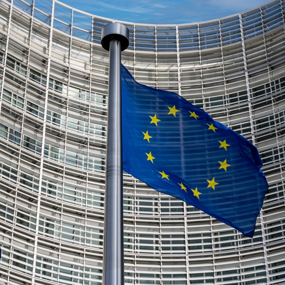 Symbolbild: Die Europäische Flagge vor dem Hauptsitz der Europäischen Kommission in Brüssel im Sommer