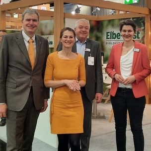 Ein Fotos zeigt eine Gruppe von Niedersächsischen Vertretern auf der BioFach 2023; im Vordergrund Frau Ministerin Miriam Staudte.