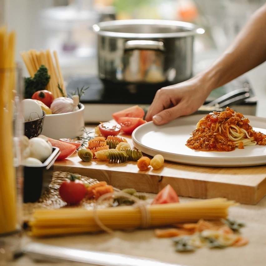 Spaghetti in der Zubereitung mit frischem Gemüse für die Sauce